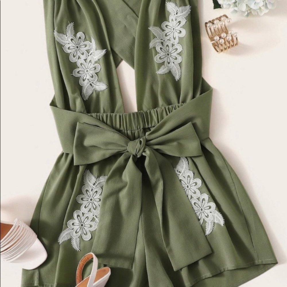 🛑REDUCED🛑FLORAL DETAIL CRISS CROSS ROMPER